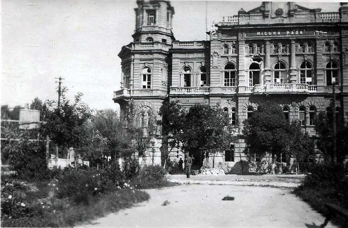Понівечена будівля Міської Ради у період німецької окупації Херсона